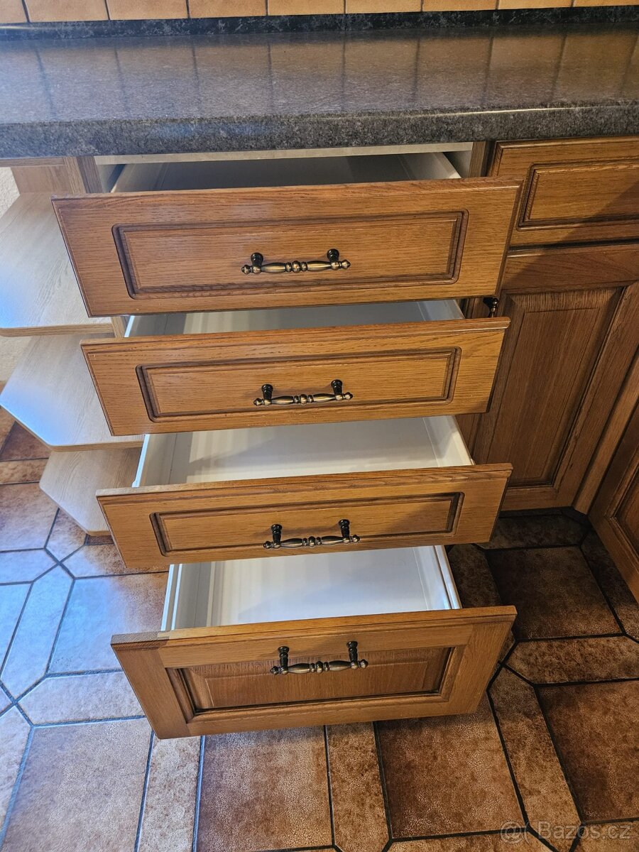 Krásná kuchyňská linka se spotřebiči - 18