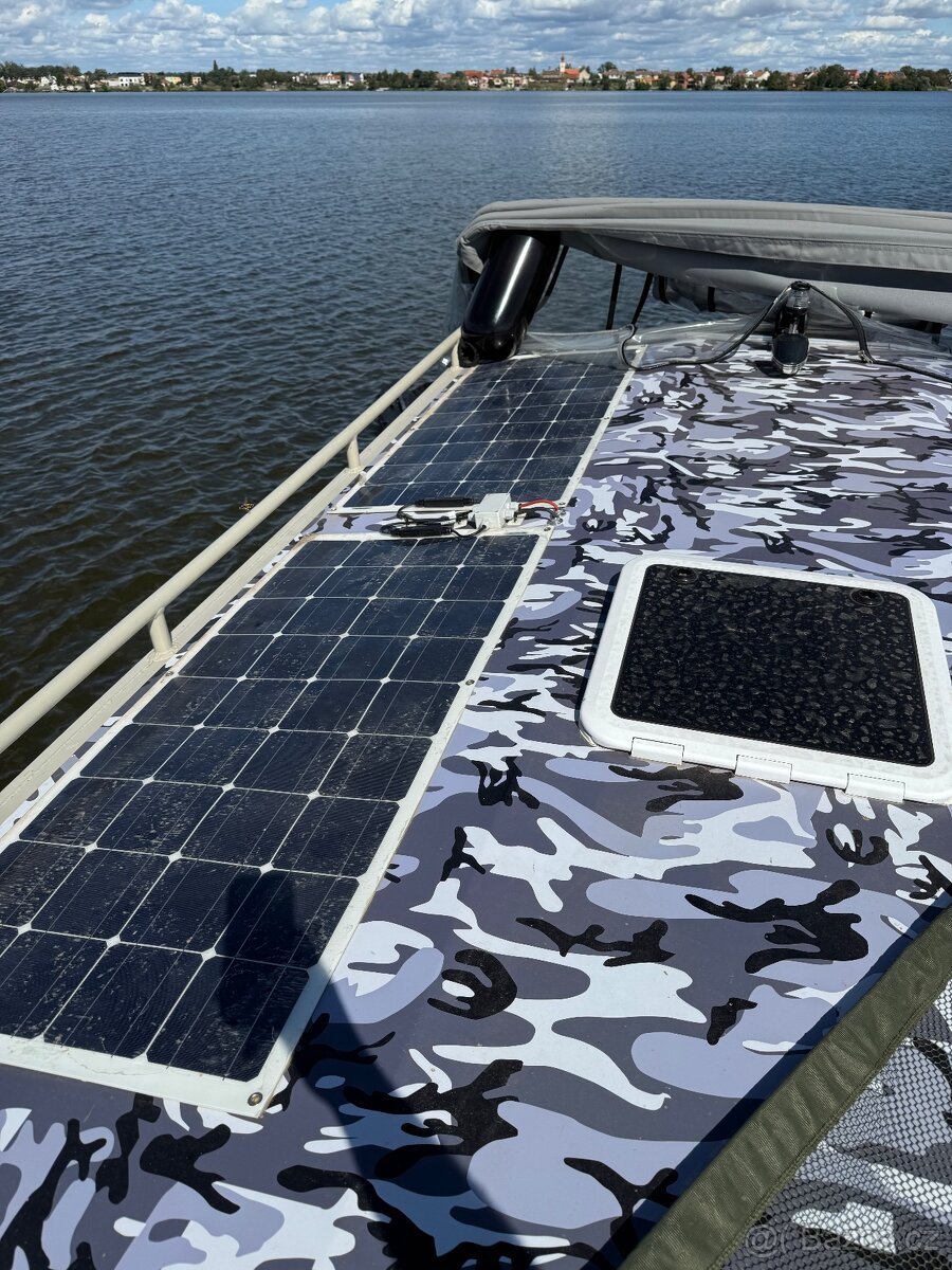 Prodám rybářskou loď vč.motoru,vleku - 18