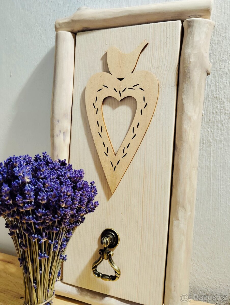 Věšáky, dekorace z masivu / Levně - 18