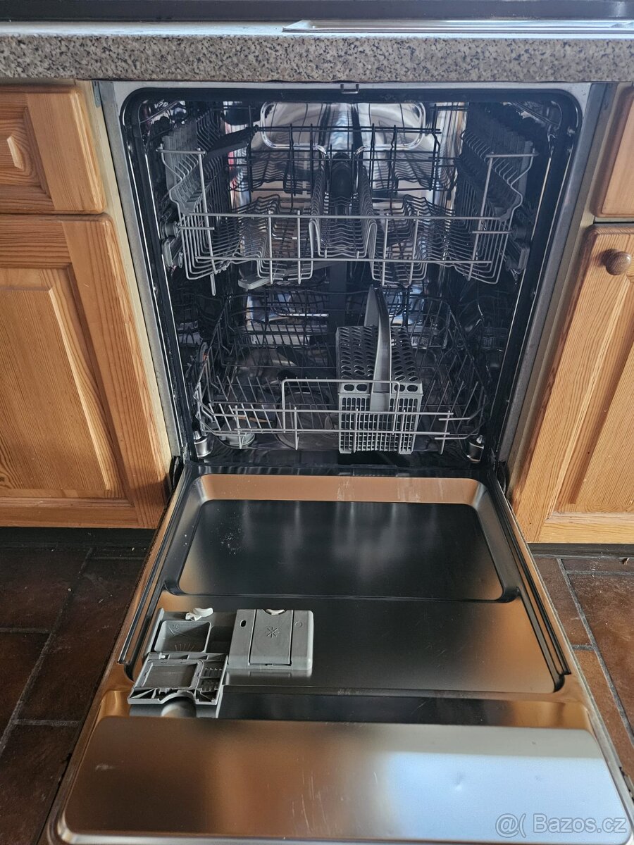 Masivní kuchyňská linka z Německa se spotřebiči - 18