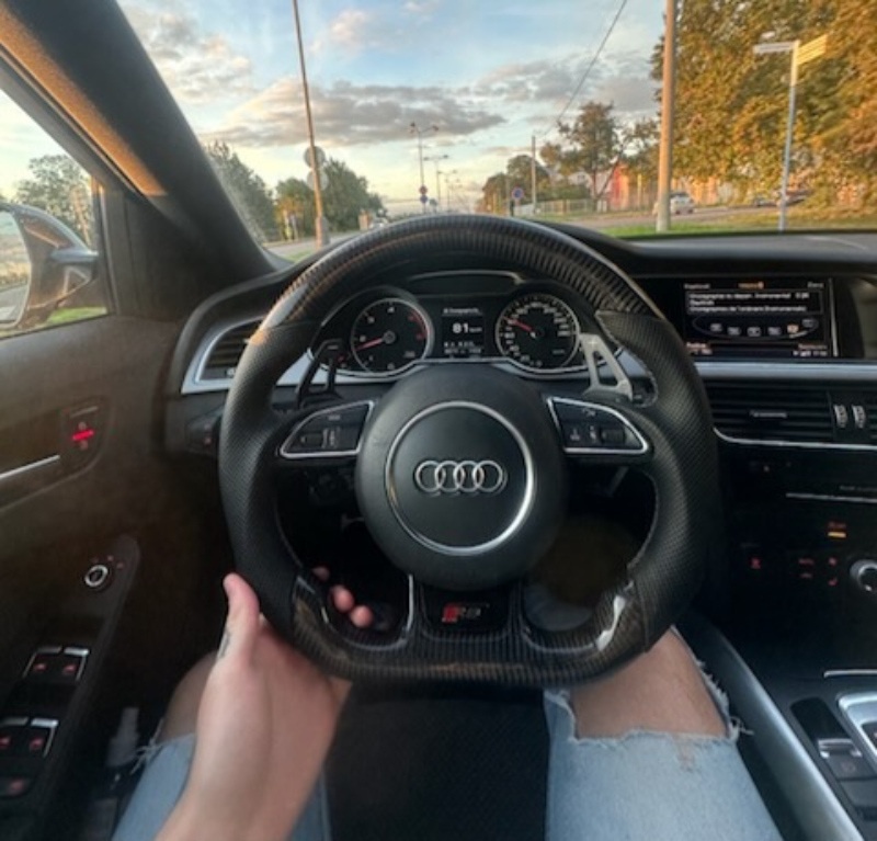 AUDI VOLANT KARBONOVY - zkoseny - karbon - perforovana kuže - 18