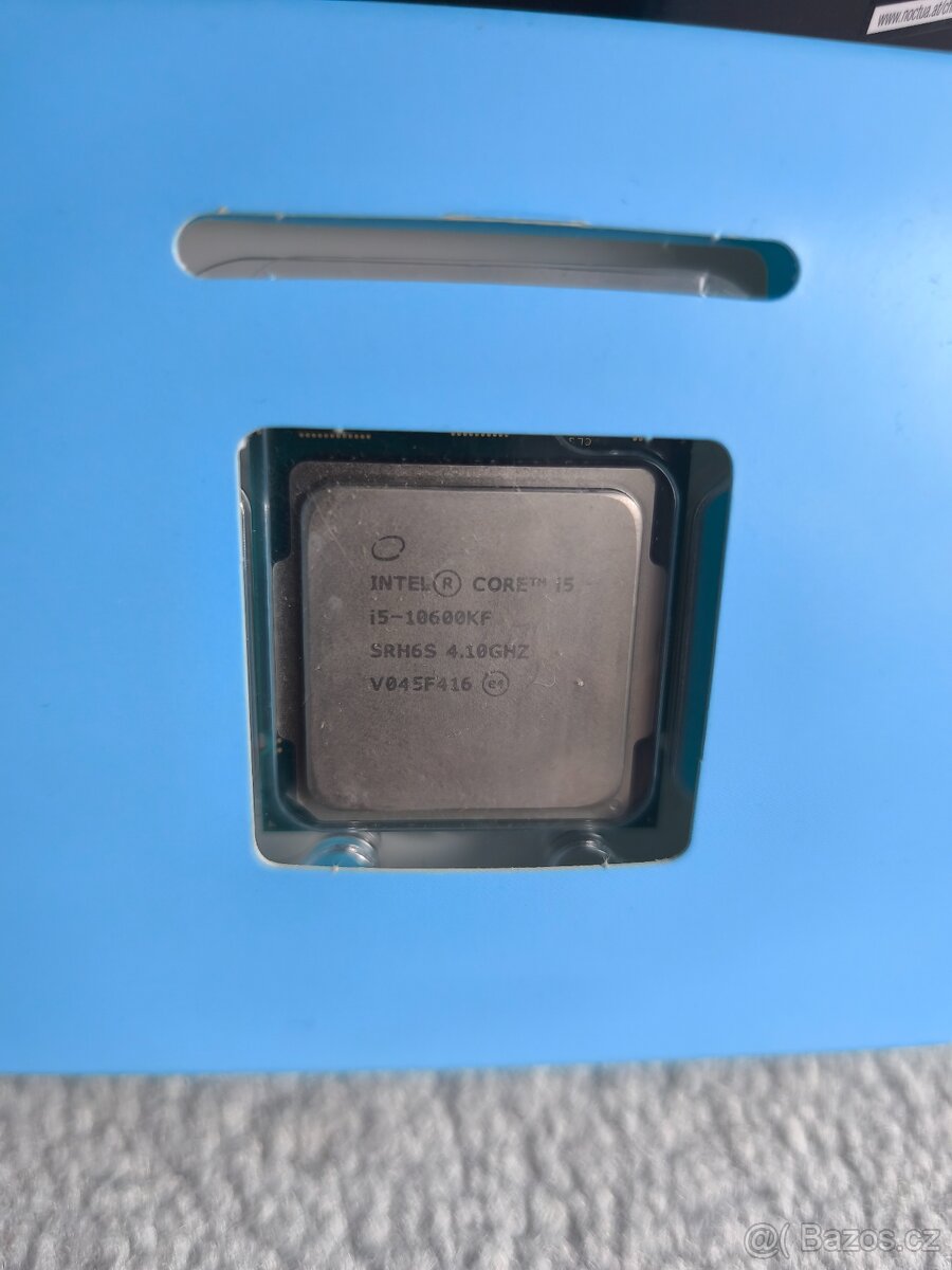 Herní počítač s klávesnicí, monitorem a reproduktory - 18