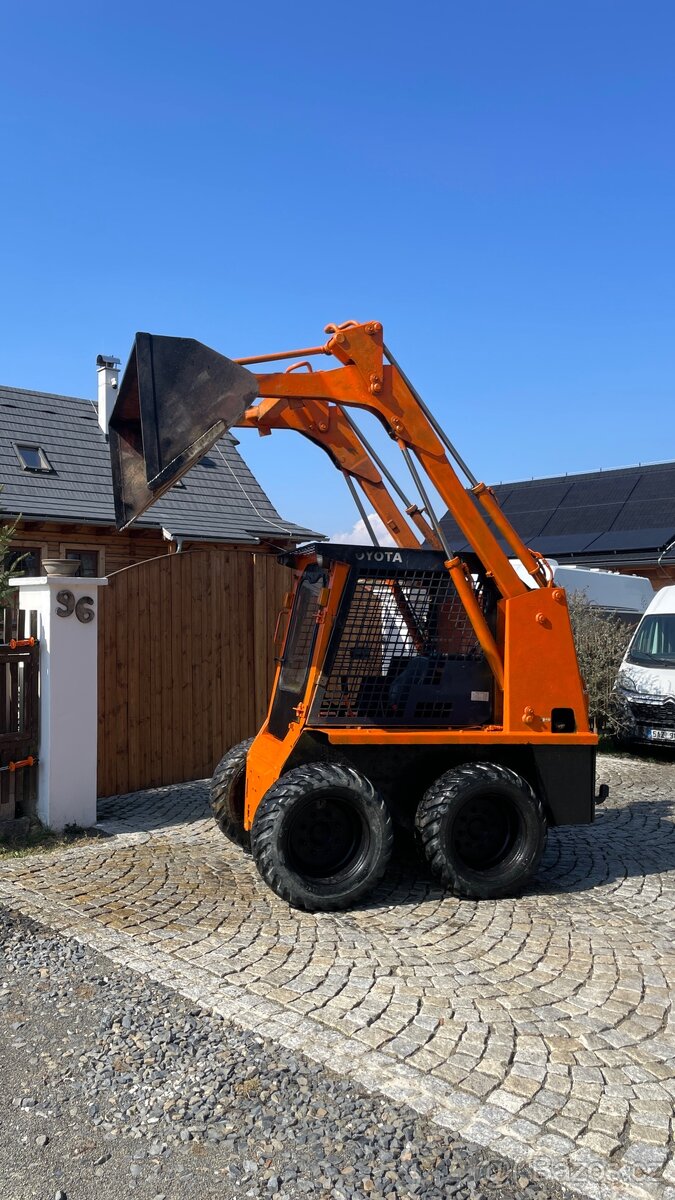 PRONÁJEM - SMYKOVÝ NAKLADAČ TOYOTA 2SDK8 - 18