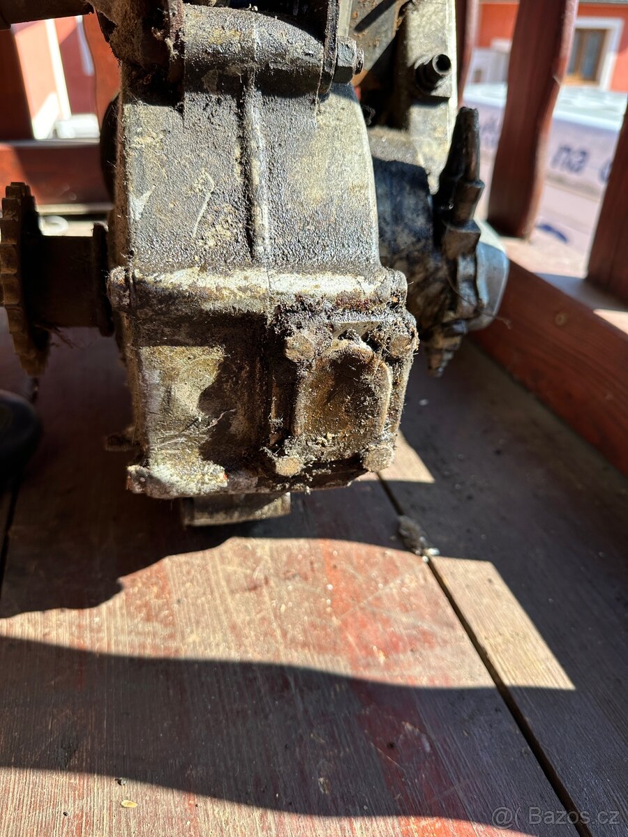 Ariel 550 SV - motor - 18