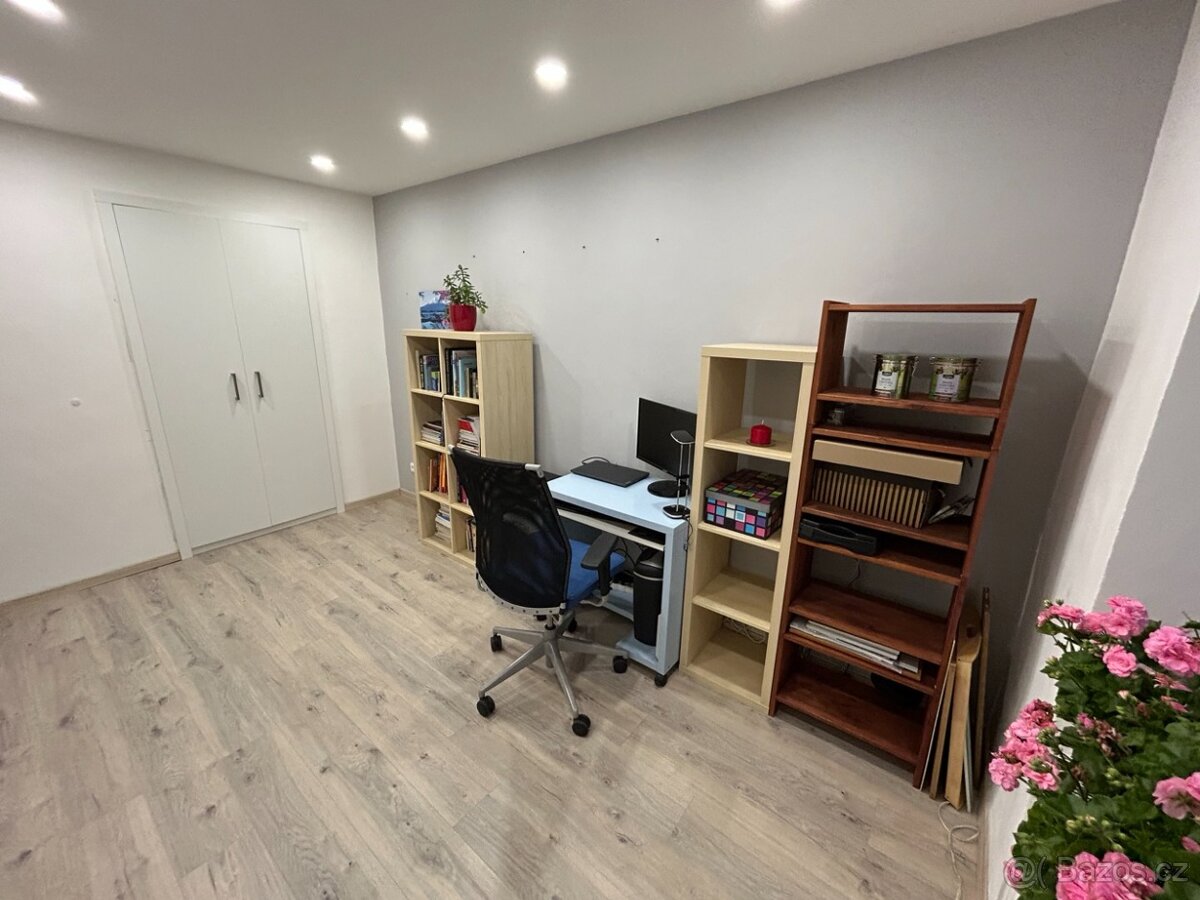 Slunný moderní byt 3+kk s vlastním parkováním a zahradou. - 18