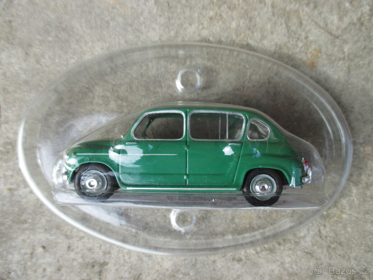 starší modely autíček auto kufr s dráhou motocykl formule aj - 18