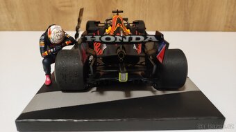Max Verstappen 1:18 s figurkou - prvy titul Abu Dhabi 2021 - 18