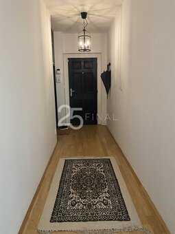 Pronájem zařízeného bytu 3+kk se zahradou a terasami v Praze - 18