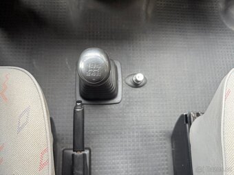 Volkswagen Caravelle 2.5TDI 75kw Nová STK 8 míst - 18