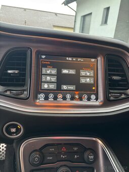 Dodge Challenger SXT PLUS - 18