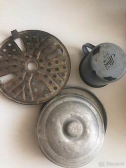 Staré smaltované poklice, hrnec, misky, mlékovar - 18