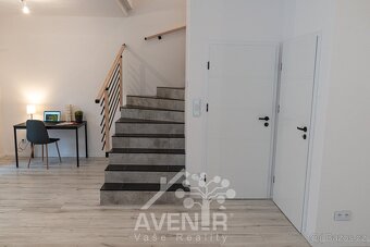 Prodej moderních rodinných domů ve výstavbě v klidném prostř - 18