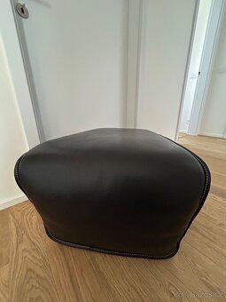 Kožená sedačka s taburetem pod nohy - 18