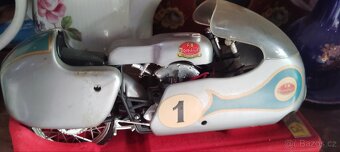 Model 1:9 závodní motorka 1957 Protar Mondial - 18
