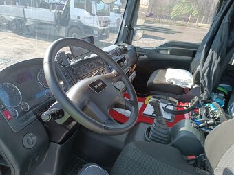 Valník s hydraulickým jeřábem HMF - 18