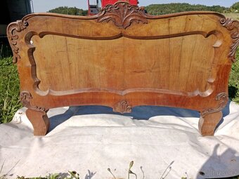 Válendy, skříňky, postele, staroýitmé postele po prababičce - 18