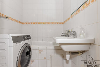 Světlý prostorný byt 3+1 s jídelnou a dvěma balkony v posled - 18