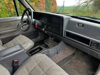 Jeep Cherokee 2.5 Benzín - 18