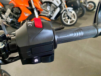 Husqvarna Vitpilen 401 = TOP STAV / VÝKON do 35 - 18