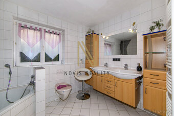 Prodej, rodinný dům se dvěma bytovými jednotkami, 213 m², Re - 18