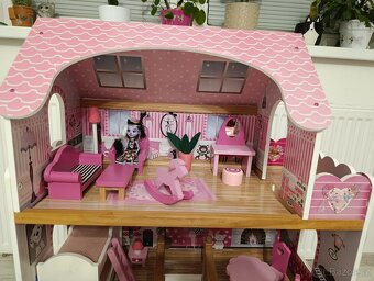 Dřevěný domeček pro panenky - 18