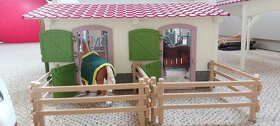 Schleich koně, stáje, sanitka, přepravní auto, mycí box - 18