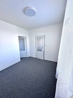 Pronájem pěkného bytu s úložnými prostory a lodžií v přímém  - 18