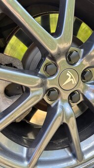 Tesla Model 3 SR+ refresh pouze 23tis km - 18