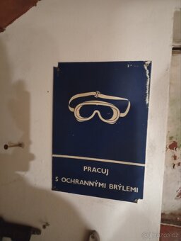 Vybavení dílny. Nabíječka, hasicí přístroj, pila - 18