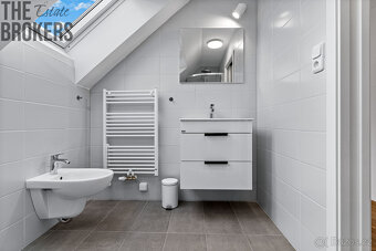 Prodej mezonetového bytu, 7+kk, 270 m2, zahrada 395 m2, bazé - 18