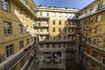 Prostorný a slunný byt 2+kk v klidné části centra Prahy - 18