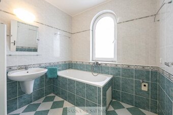 Prodej světlého 2+kk 54m2 s garážovým stáním , 2x sklepem, v - 18