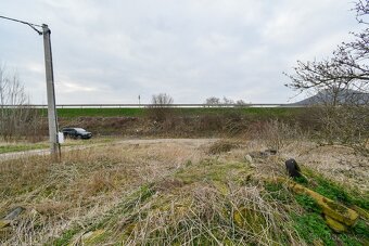 Malý pozemek u silničního přivaděče - 18