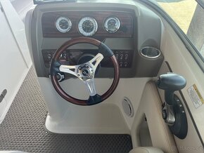 Laminátová sportovní loď SeaRay 240 Sundeck - 18