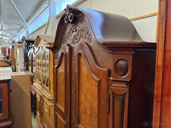 Dvoudvéřová zdobená starožitná skříň s intarzií - 18