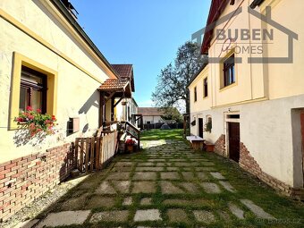 Typické venkovské stavení se stodolou a rybníčkem s mobilhei - 18