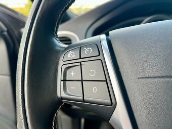 Volvo V40 D2 88kW R-Design VÝHŘEV Bi-Xenony NAVI Senzory - 18