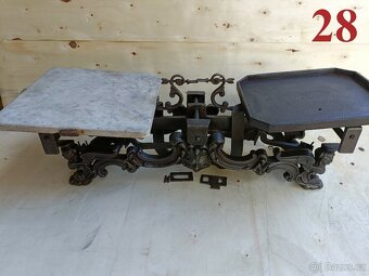 Starožitné rovnoramenné váhy s miskami - 18