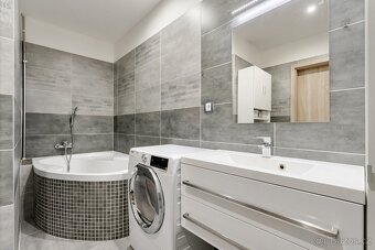 Prodej prostorného bytu 3+1 v OV po kompletní rekonstrukci - 18