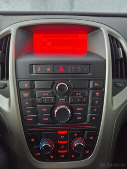 Opel Astra spots tourer 16v benzín - 18