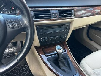 BMW E90 320i 110kW Xenony ALU R17 Tempomat El. tažné - 18