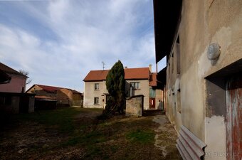Prodej venkovské usedlosti v Předoníně s dvěmi stodolami na  - 18