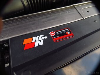 Dodge Challenger, 5.7 V8 - MANUAL - krásný stav - 18