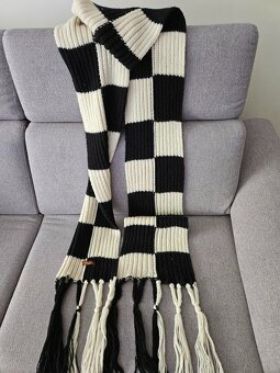 starožitný hrací budík, šaty, kabelka kožená,HRNEČKY - 18