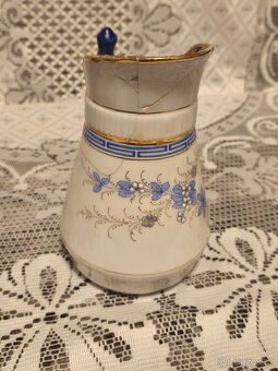 Stará porcelánová konvička. - 18