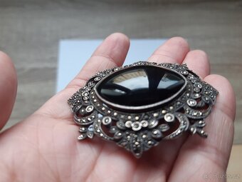 Stříbrná brož s onyxem - 18