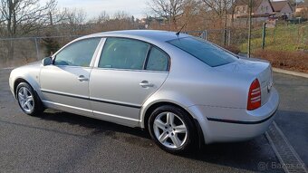 Škoda Superb V6 2.8 2005 krásné vládní auto manuál 142kW - 18