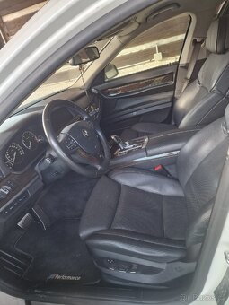 BMW 750i 4.4 V8 bi-turbo F01 2009 - 18