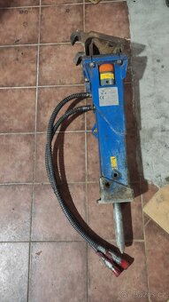 Bagr Takeuchi TB23 + vrták + kladivo + 4 lyžice. - 18
