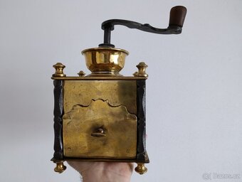 Krásný historický mosazný mlýnek na kávu, ručně kov.části - 18